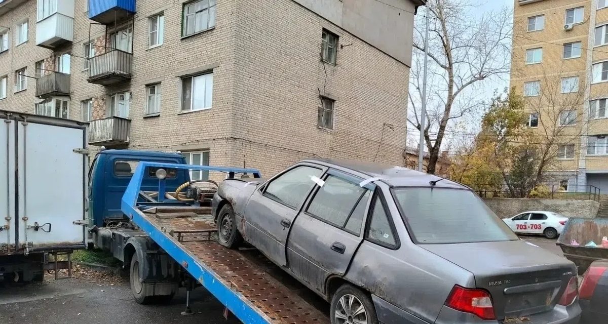На Мичуринской из двора вывезли машину без номеров и со спущенными колёсами