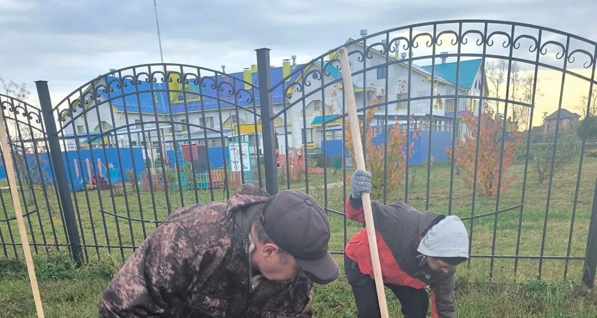 Тамбовчане вышли с лопатами: в городе посадят 2500 деревьев, а парк Победы убрали около 100 человек