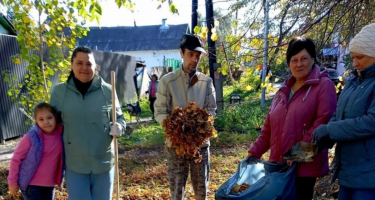 Жители Тамбова вышли на субботники целыми дворами и собрали десятки мешков листвы