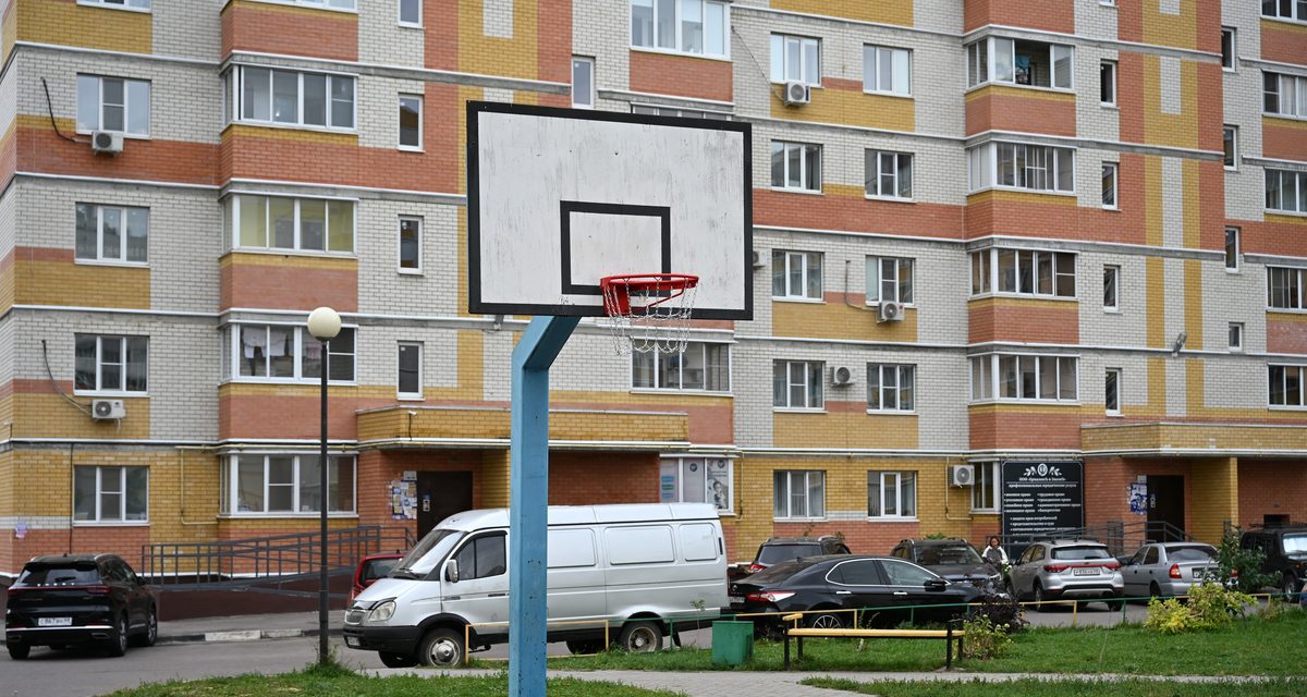 Во дворе на Агапкина, 21 после просьбы жителей установили баскетбольные кольца