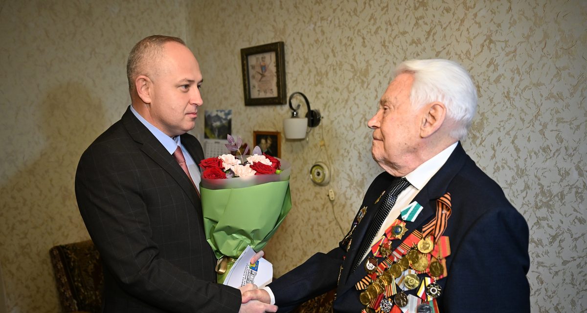 99-летний ветеран Александр Храмцов отметил день рождения, а глава администрации Тамбова пообещал встретить его столетие