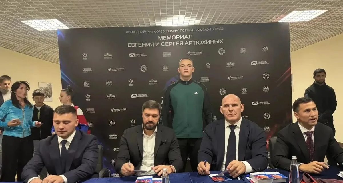 Тамбовские борцы взяли семь медалей на турнире с Александром Карелиным