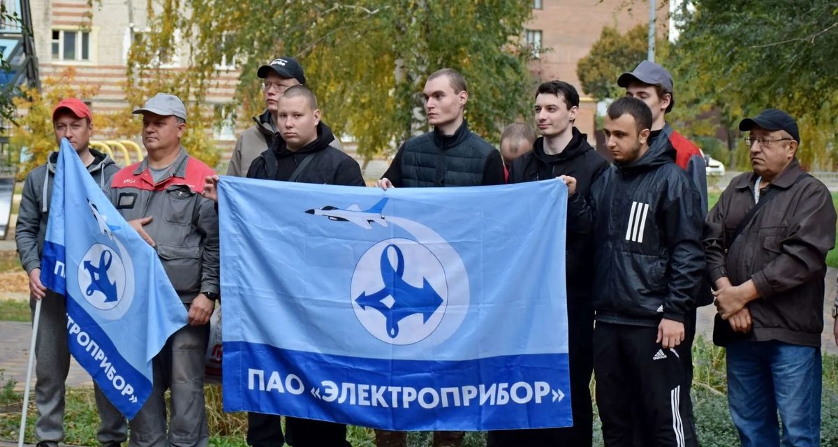 В сквере «Строитель» тамбовчане устроили шуточные баталии из осенних листьев